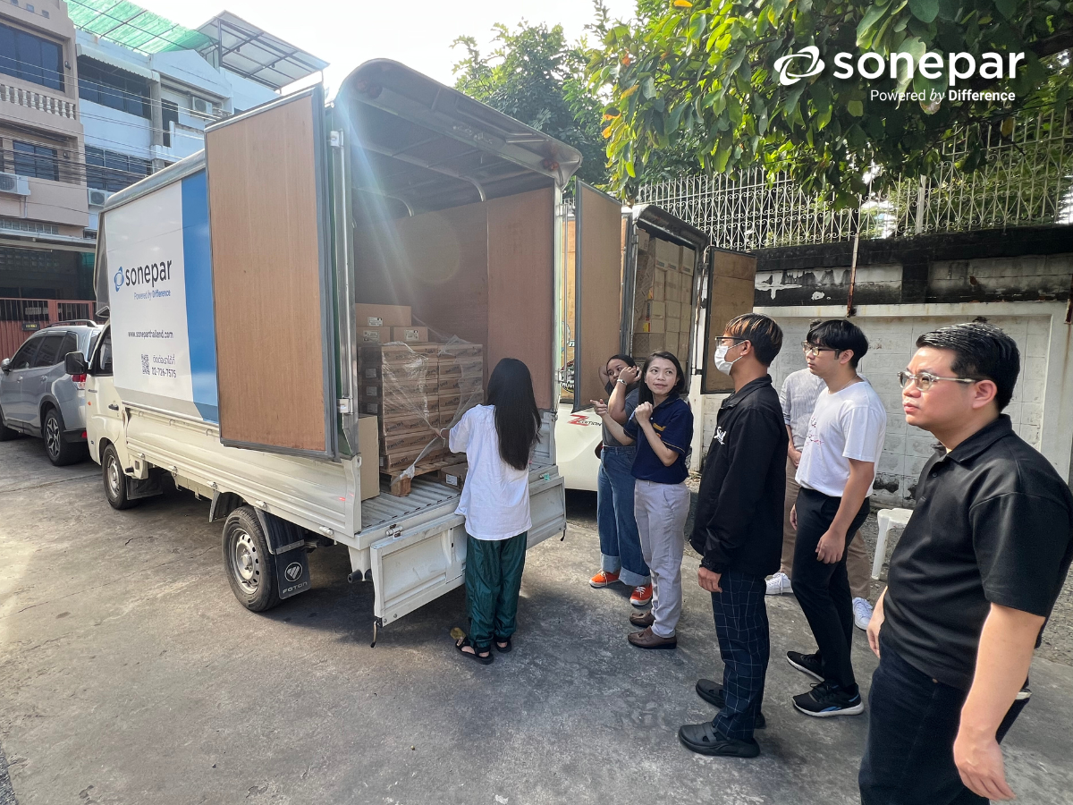 Rak-Thai Foundation - Standing Together During the Flood Crisis (2)