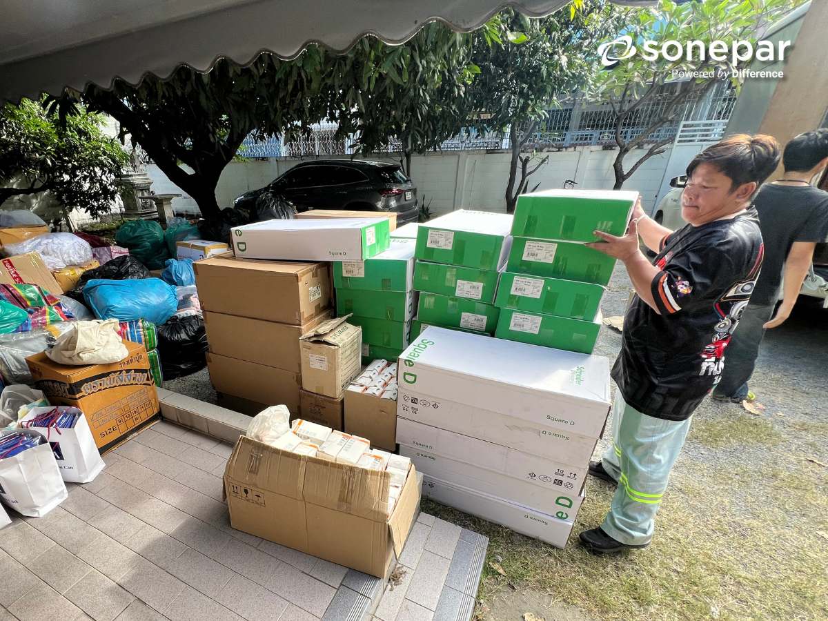 Rak-Thai Foundation - Standing Together During the Flood Crisis (1)