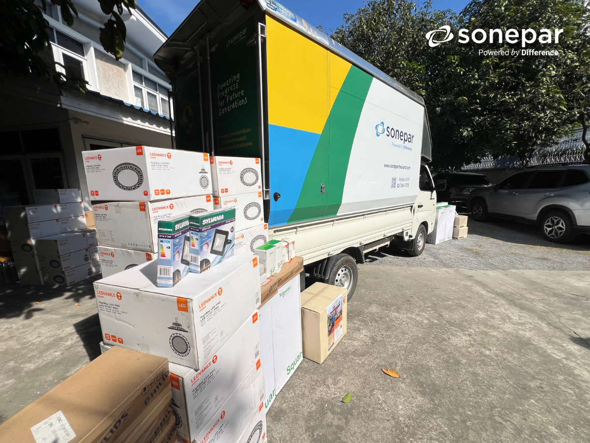 Rak-Thai Foundation - Standing Together During the Flood Crisis (3)